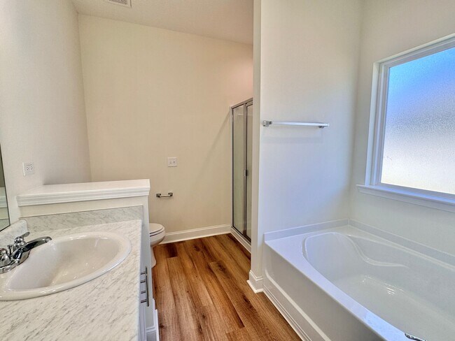 Building Photo - MOVE-IN READY! (Pet Friendly)