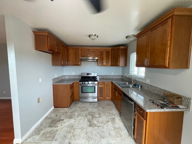 Building Photo - 5843 Myrtle Ave