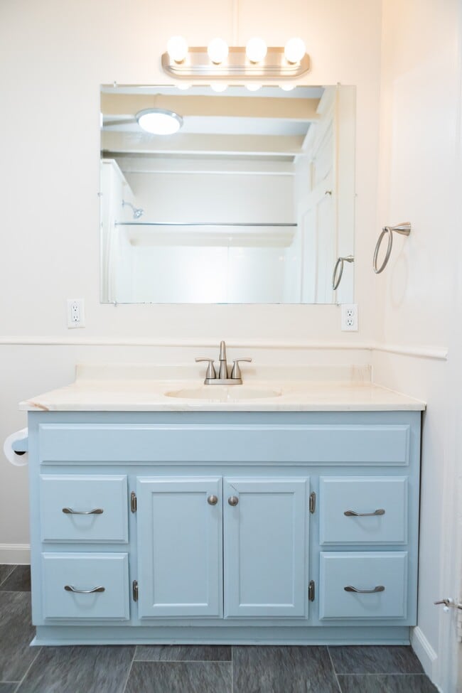 Building Photo - 3885 N 6th St