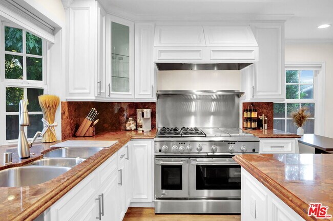 Building Photo - 8345 White Oak Ave