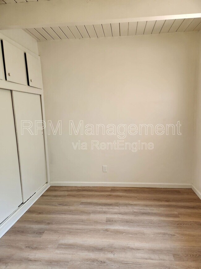 Building Photo - 1909 Beachwood Dr