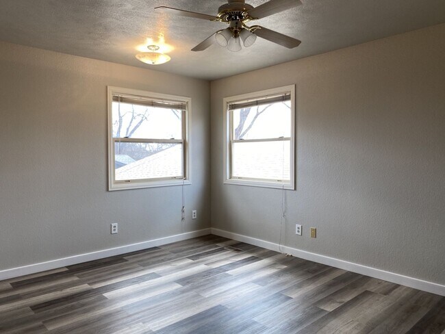 Building Photo - 2 Bedroom 2 Bath Townhome w/ large 2 car garage - Freshly remodeled - Available Now