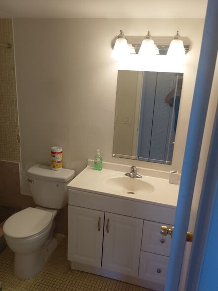 Building Photo - 605 Margate Ct