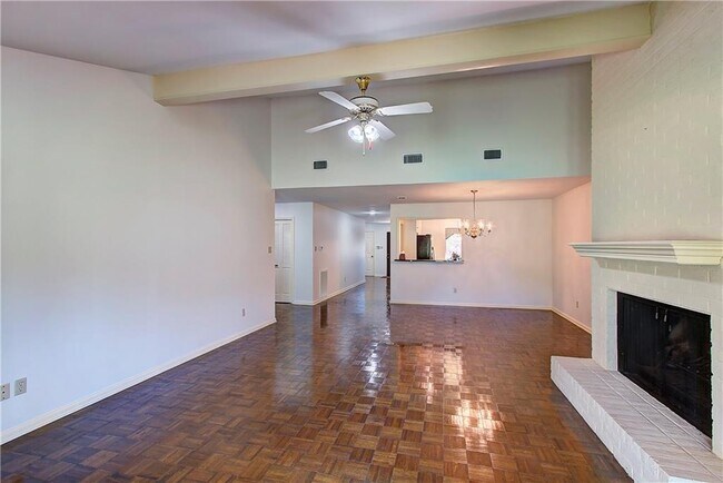 Building Photo - 11121 Pinehurst Dr