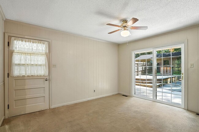 Building Photo - Charming 3BR 1 BTH Home with Inground Pool...
