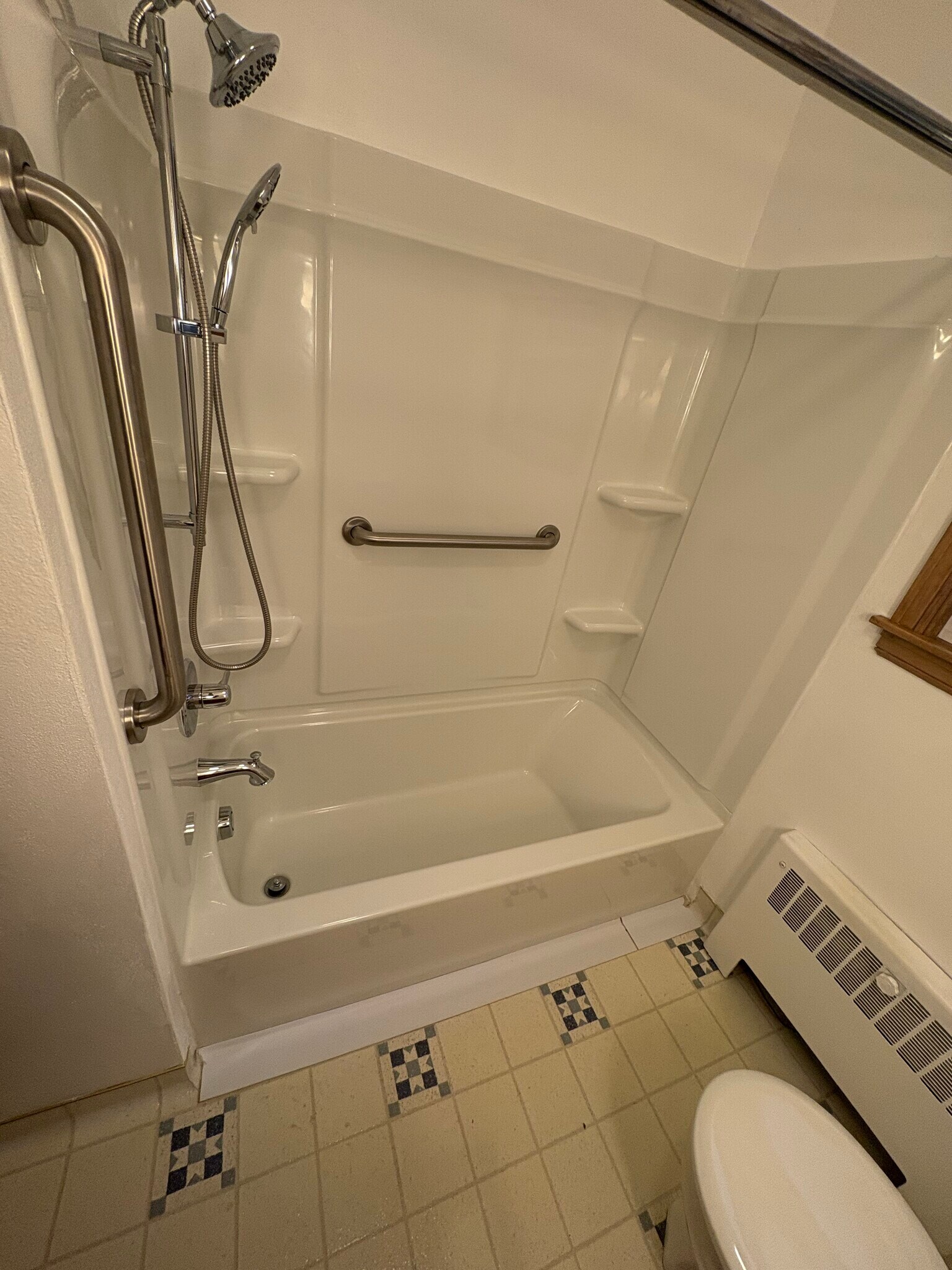 Bathtub - 135 S John St