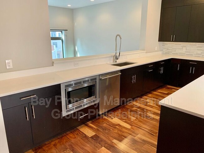 Building Photo - 842 N American St