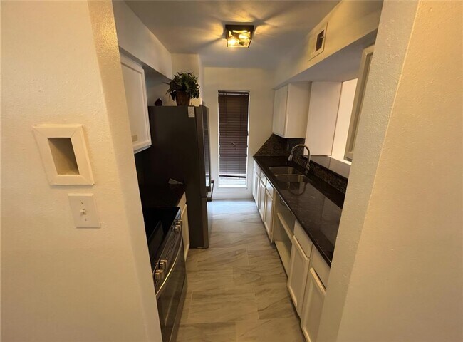 Building Photo - 10075 Westpark Dr