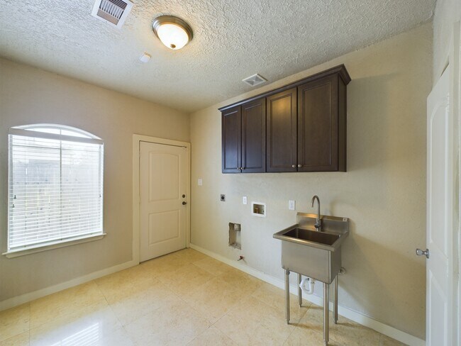 Building Photo - 2611 Lawrence St