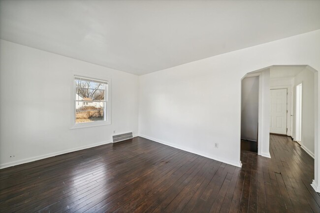 Building Photo - 3 Bedroom Bungalow - West Side