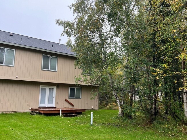 Building Photo - Spacious Remodeled Townhouse in Convenient...