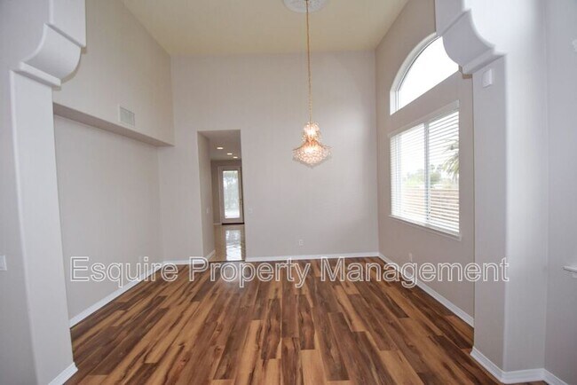 Building Photo - 2895 Diamond Dr