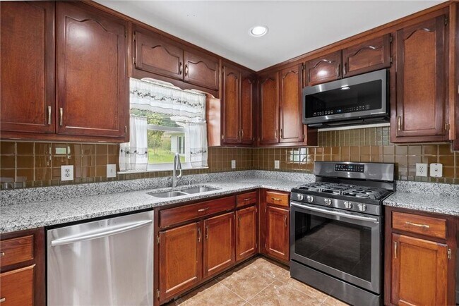 Building Photo - 3535 Stonewall Dr NW