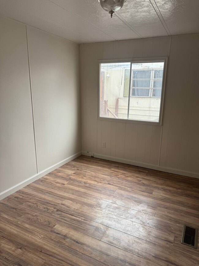 Building Photo - SALINA RENTALS - TRLR #6