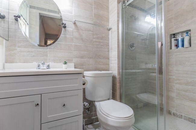 Building Photo - Beautiful 3 Bed 2 Bath - Gorgeous Views & Fenced in Backyard!