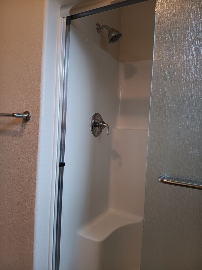 Building Photo - Beautiful Townhouse in West Salem is Ready For You!