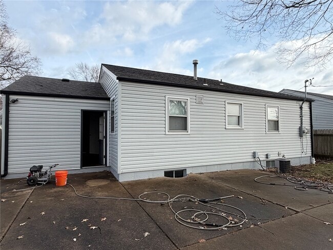 Building Photo - 854 Loekes Dr