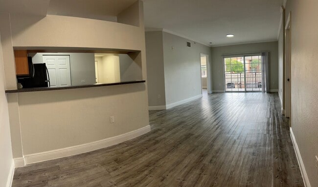 Building Photo - !! VERY LARGE 2x2 BEDROOM APARTMENT !! Up ...