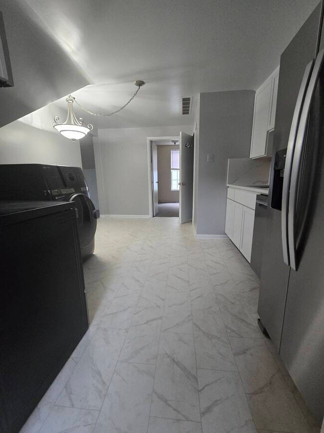 Building Photo - 114 W Main Ave