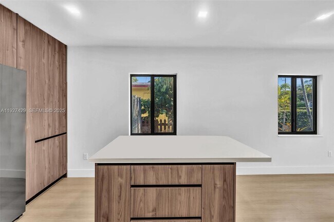 Building Photo - 1123 NE 1st Ave.