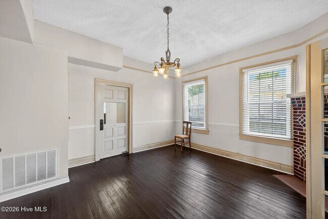Building Photo - Ideal for Medical Professionals & Students – Spacious 5BR Near Downtown