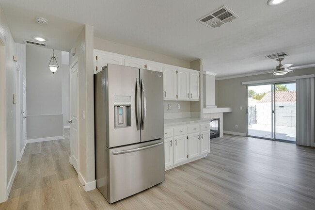 Building Photo - UPGRADED 3 BEDROOM HOME IN GREEN VALLEY