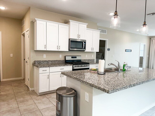 Building Photo - 40523 W Shaver Dr