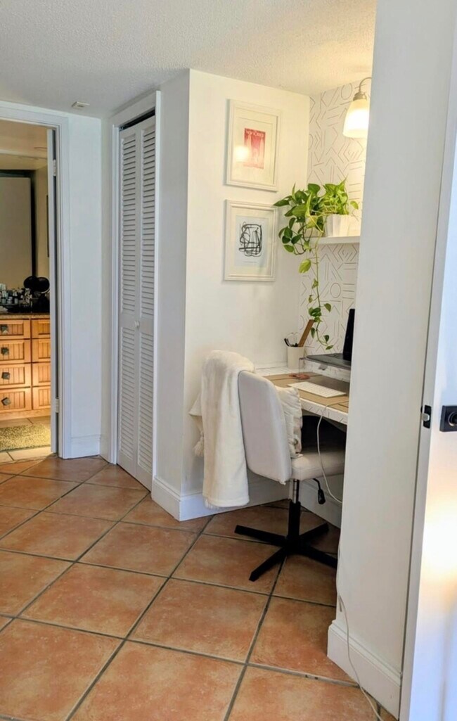 Building Photo - 3100 N Palm Aire Dr