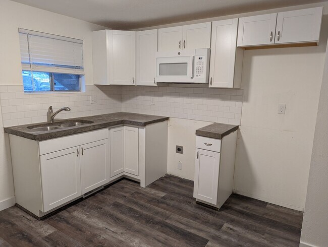 Building Photo - 2 bed 1 bath apartment