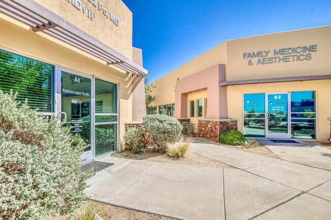 Building Photo - Move-in ready professional office space fo...