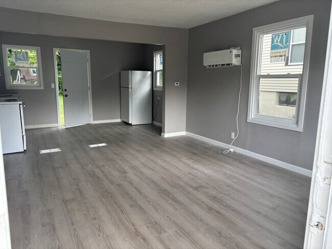 Building Photo - 4 Bed 2 Bath Home with Garage Near Swope PKWY Available NOW!