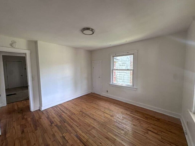Building Photo - 806 Marvin Ave