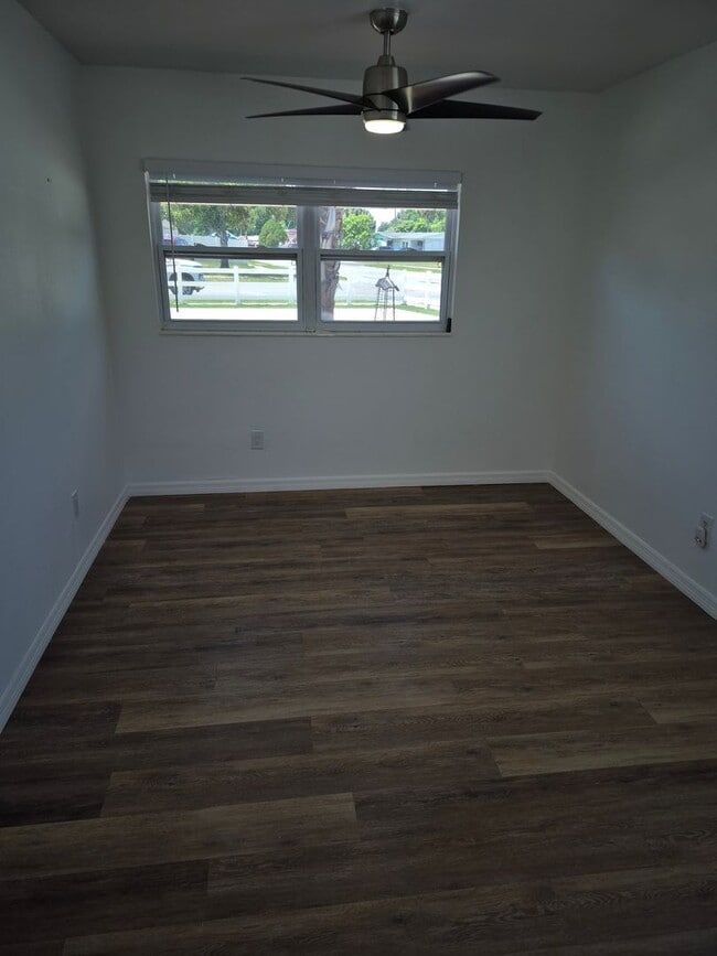 Building Photo - 7709 W Hanna Ave