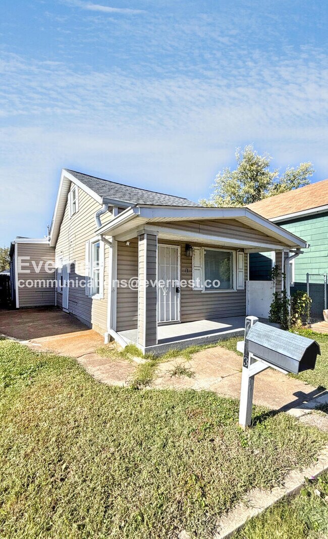 Building Photo - 3 Bed/2 Bath Home with Fenced Yard / Available Now!
