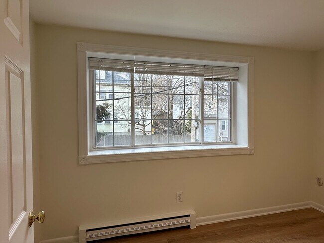 Building Photo - Large, updated 2 bedroom near the Green Li...