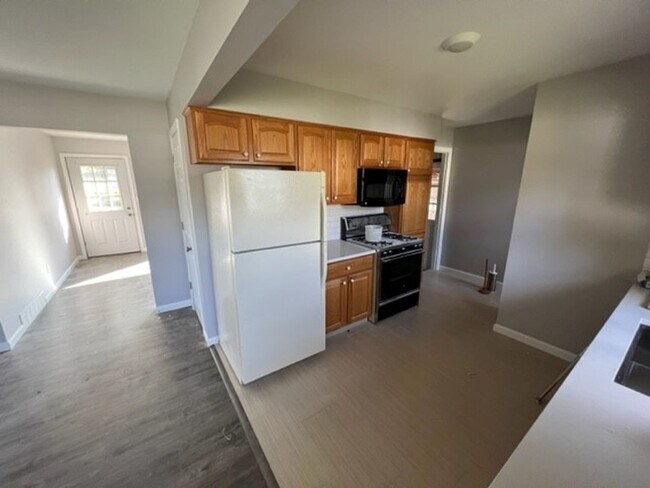 Building Photo - 3 Bed 1.5 Bath home **Available May***