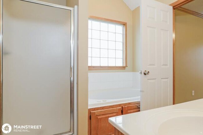 Building Photo - 1608 Tyler Dr, Raymore, MO 64083