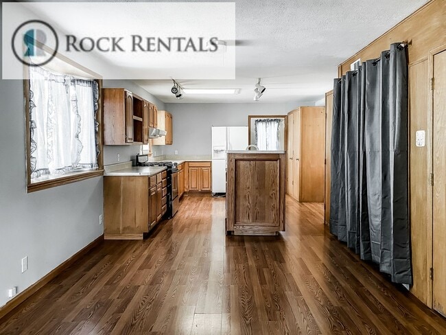 Building Photo - 2 Bed 1 Bath with Detached 2 Car Garage