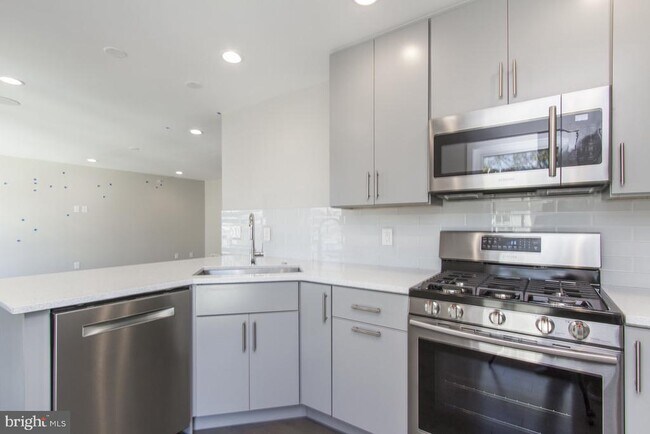 Building Photo - 712 S Sartain St