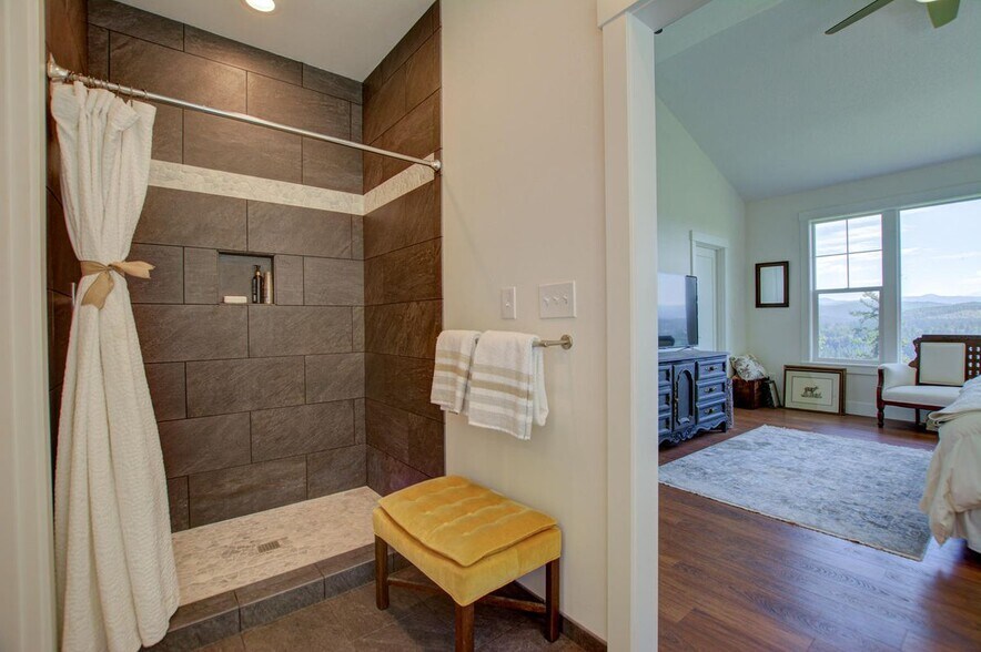 Building Photo - 14070 SE Baumback Ave