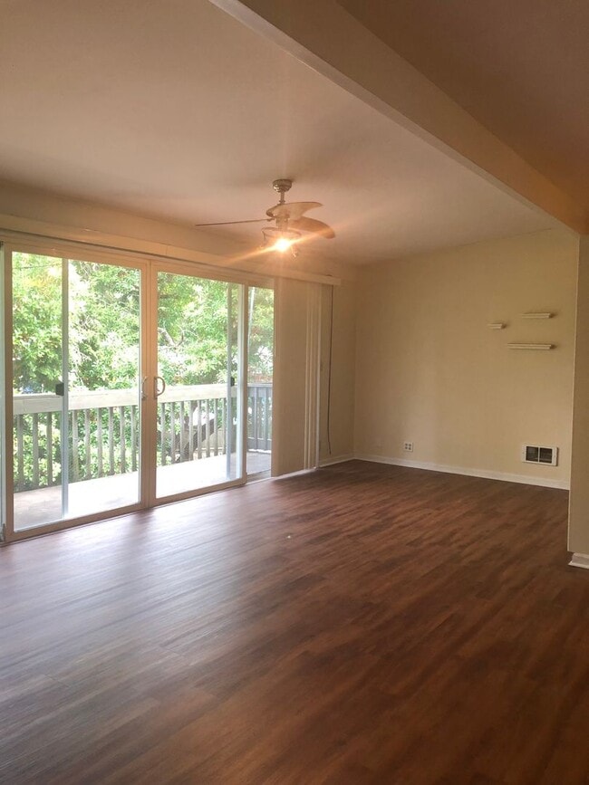 Building Photo - Tillicum 306