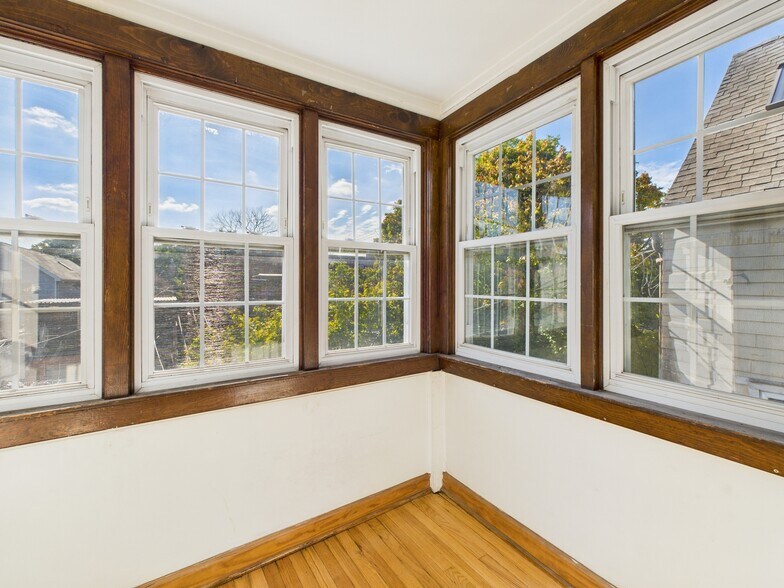 Building Photo - 1541 W Barry Ave