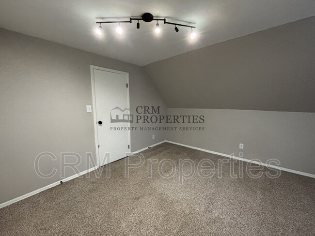 Building Photo - 1039 S Washington St