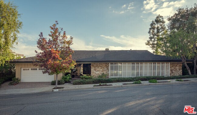 Building Photo - 2701 Lake Hollywood Dr