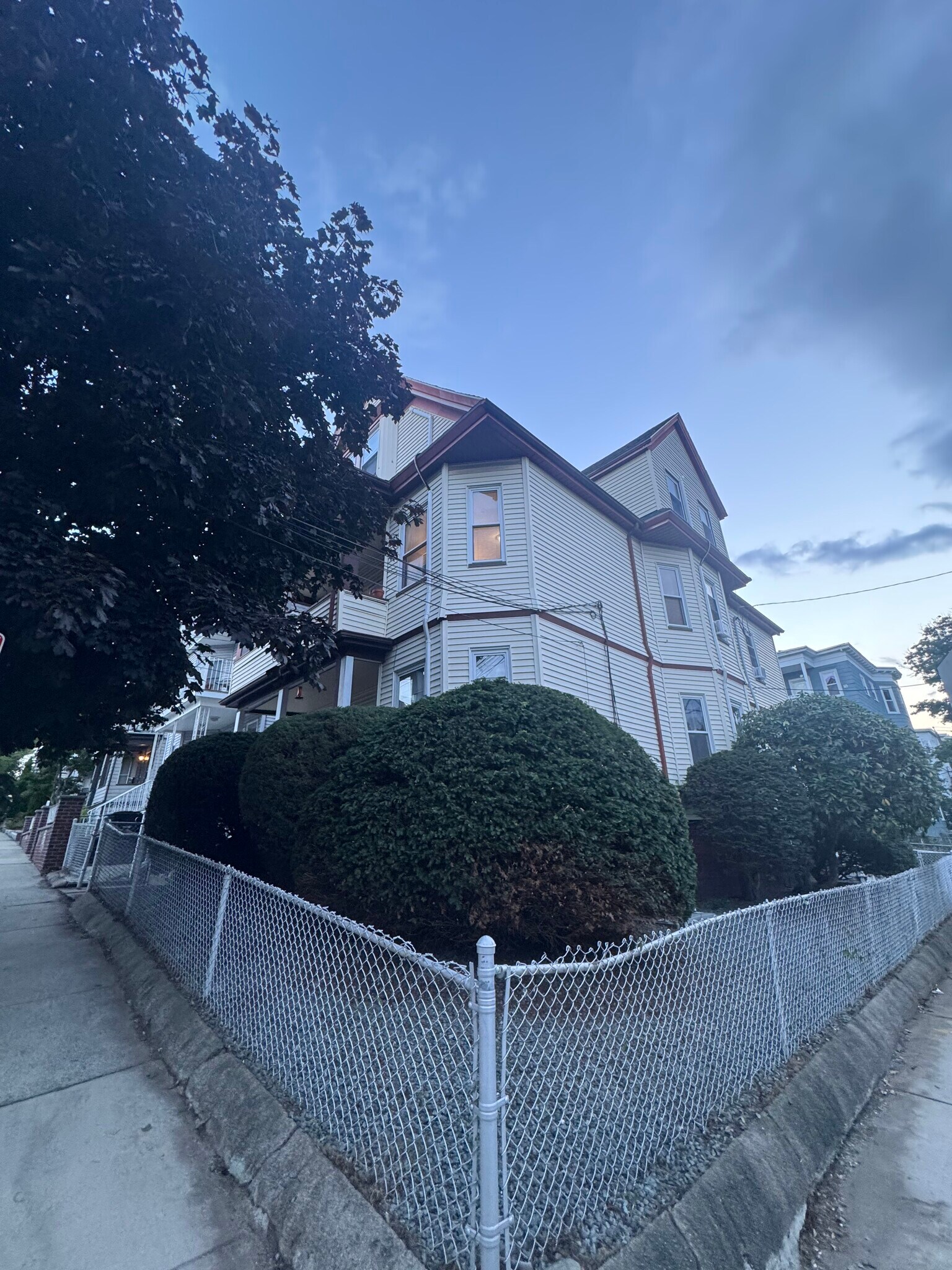 Building Photo - 44 Russell Rd