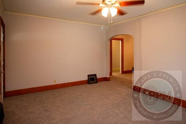 Building Photo - 3 Bed 1 Bath Located in Central Omaha