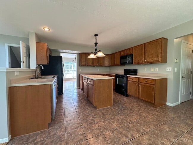 Building Photo - 5575 Glen Oak