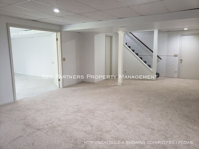 Building Photo - 8620 W 117th - SPACIOUS and Updated!