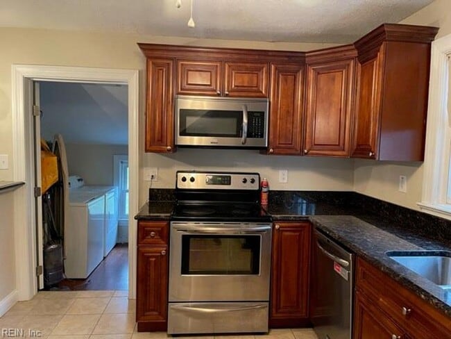 Building Photo - NORFOLK HOME W/LARGE FENCED YARD FOR RENT!