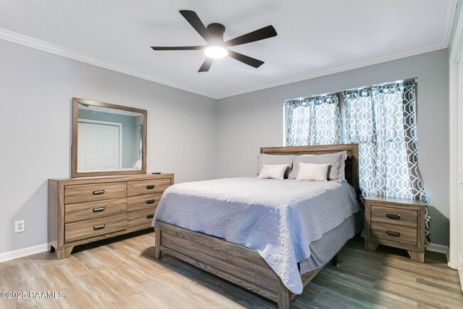 Building Photo - 206 Country Club Dr